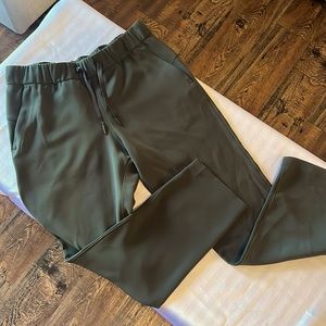 Like New Lululemon Stretch Mid Rise 7/8 Length Pant, size 6 in Dark Olive